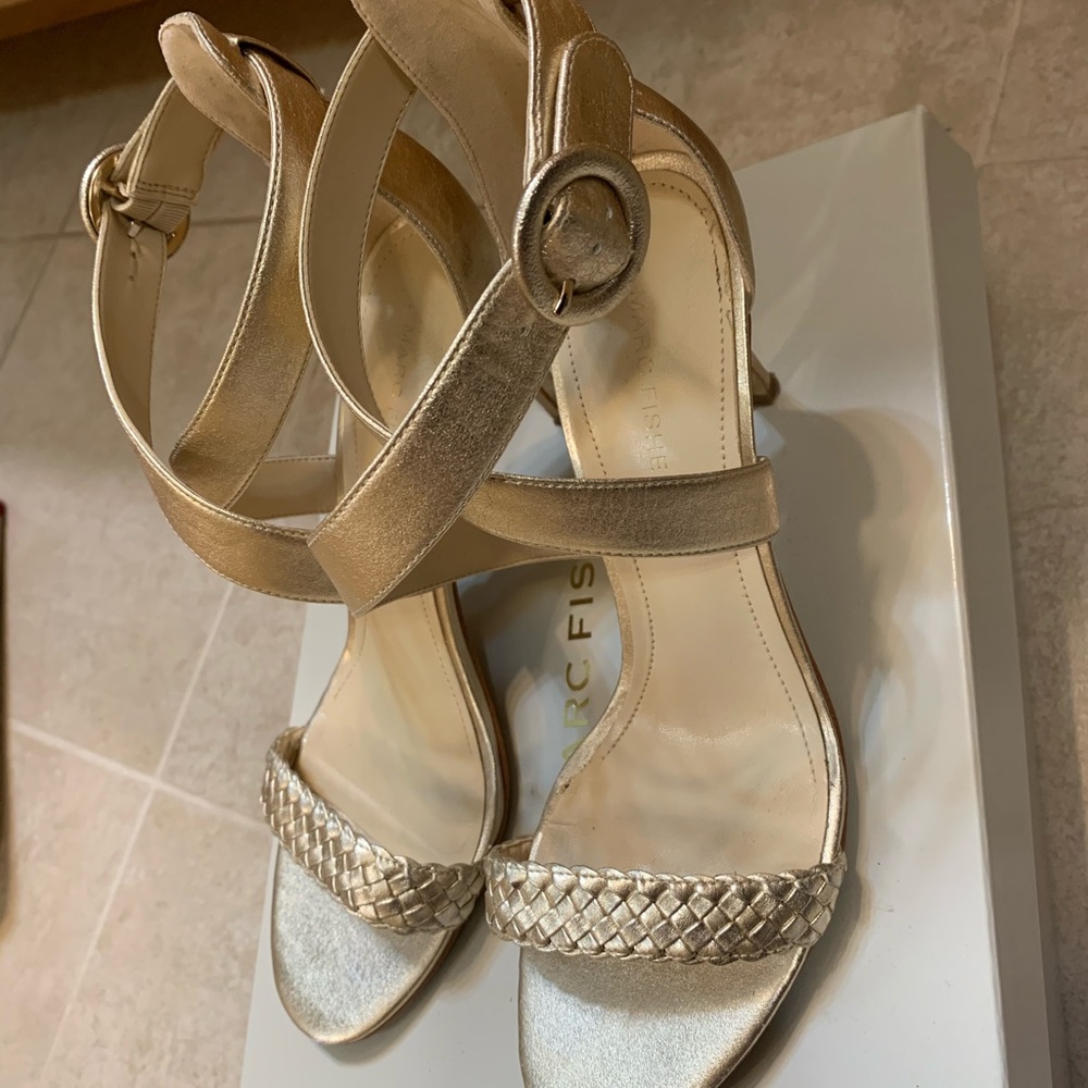 ❗️Gorgeous pair of gold heals❗️👠👠